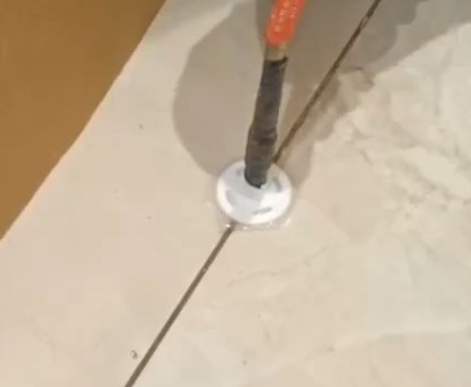 龙凤瓷砖空鼓维修公司专业解答瓷砖在铺贴过程中，如果没有涂抹均匀到位的粘结材料（如水泥砂浆或瓷砖胶），可能会导致以下问题