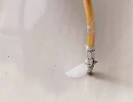 龙凤瓷砖空鼓维修公司专业解答在瓷砖铺贴过程中，如果使用的砂料过粗（如全部使用了粗砂），可能会导致以下问题