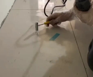 龙凤瓷砖开裂维修公司专业分享瓷砖在铺贴前如果没有沥干水分，将会导致以下问题